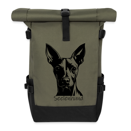 Rolltop-Rucksack mit stilisiertem Pinscher-Aufdruck und Aufschrift "Seelenhund" - Olive/Schwarz