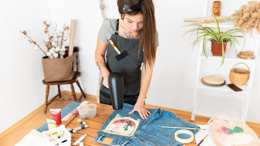 Frau, die Jeans bemalt